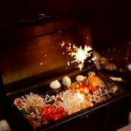 お誕生日や記念日のお祝いに、宝箱のようなアニバーサリープレートをご用意。箱を開けるとお花を添えた特別なプレートが現れます。大切な方との特別なひとときを、少し贅沢に演出します。