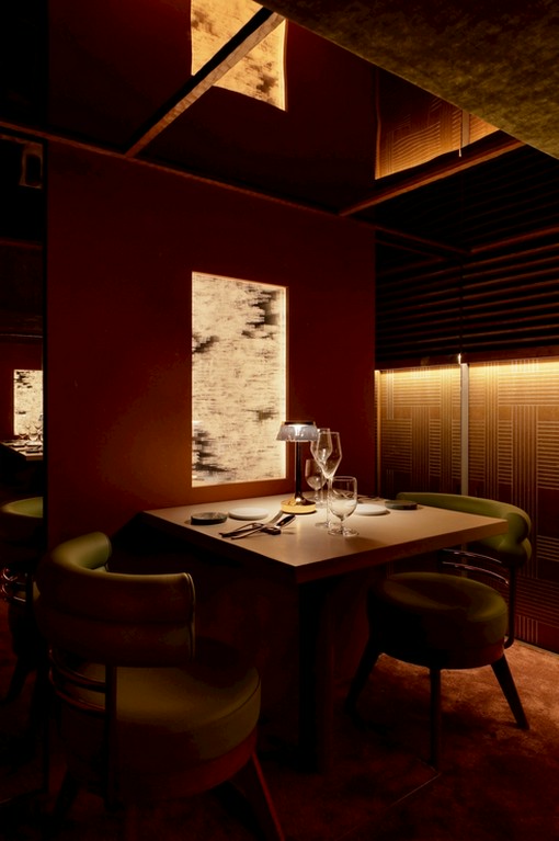 隠れ家のような扉の先にある半個室