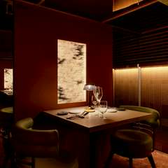 隠れ家のような扉の先にある半個室