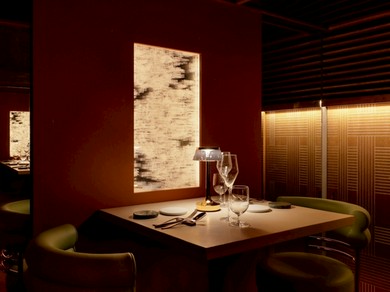 隠れ家のような扉の先にある半個室