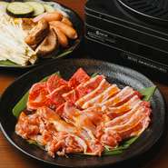 新鮮な魚介や肉を豪快に焼き上げながら楽しめるバーベキューが人気。鉄板を囲みながら自然と会話も弾み、仲間同士で賑やかな時間を過ごせます。宴会やグループ利用にもぴったりの一軒です。