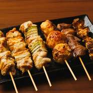 串揚げや串焼きなど、種類豊富な串メニューもスタンバイ。料理をシェアしながら会話も盛り上がり、女子会にもぴったりの雰囲気が魅力です。気軽に集まり、楽しい時間を過ごせます。