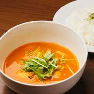魚介の旨みをたっぷり引き出した、本格派の『シーフードタイカレー』。スパイスの香りとココナッツのまろやかさが調和し、沖縄でも本土でもなかなか味わえない奥深い味わいを堪能できる人気メニューです。