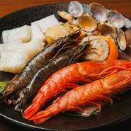新鮮な魚介を豪快に鉄板で焼き上げながら楽しめる、人気の『海鮮バーベキュー』。香ばしく焼ける音や香りとともに、素材本来の旨みを存分に味わえる、食べ応え満点の一品となっています。