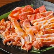 国内産和牛カルビと沖縄県産豚バラ肉と、国内産若鶏のモモ肉を盛り合わせた、一皿で3種類のおいしいお肉が味わえる、ボリュームたっぷりな一品です。