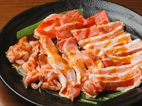 国内産和牛カルビと沖縄県産豚バラ肉と、国内産若鶏のモモ肉を盛り合わせた、一皿で3種類のおいしいお肉が味わえる、ボリュームたっぷりな一品です。