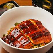 ふっくらと焼き上げた肉厚のうなぎに、香ばしい特製ダレが絶妙に絡む人気の『うなぎ丼』。口の中でほどける柔らかな食感と、旨みが染み込んだご飯が相性抜群で、最後まで贅沢な味わいを楽しめる一品です。