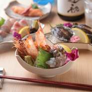 旬の逸品など、お酒の進む一品料理も用意。料理に合わせてセレクトされた厳選ワインも要チェック。モダンな和の設えの店内は、デートにも好相性。本格派博多料理と心地よい空間が、二人の特別な時間を演出します。