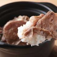 ご注文ごとに炊き上げると鍋ご飯は、お米の味をシンプルに味わえる白ご飯と、豪華食材と楽しめる炊き込みご飯を用意。炊きあがりまで30分ほど要するため、お時間を確認のうえでのオーダーがオススメです。