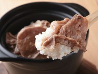 ご注文ごとに炊き上げると鍋ご飯は、お米の味をシンプルに味わえる白ご飯と、豪華食材と楽しめる炊き込みご飯を用意。炊きあがりまで30分ほど要するため、お時間を確認のうえでのオーダーがオススメです。