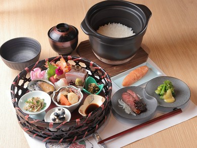 明太子の食べ放題付き。多彩な料理を楽しめる『籠膳』