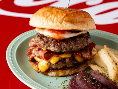 肉の旨みをガツンと味わう、沖縄県産牛100%のダブルパティ！『Ｗ牛牛バーガー』