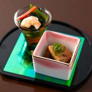 丁寧に仕立てた季節の料理がゆったりとした時間を生み出し、言葉を交わすひとときを支えてくれます。特別な日を自分らしく重ねたいときに、そっと思い出したくなるお店です。