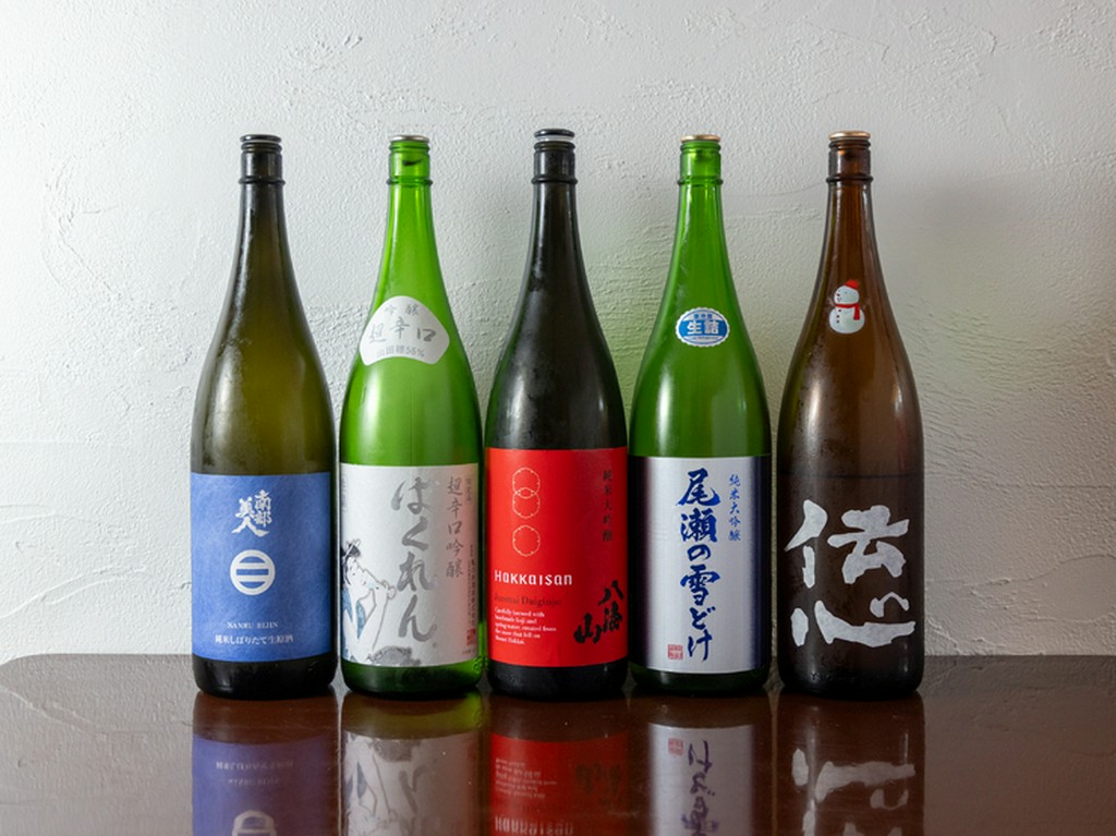 全国各地から選び抜いた地酒を取り揃え、旬料理の持ち味を活かす
