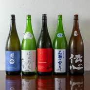 和食に寄り添う一杯といえばやはり日本酒。すっきりとした香りや米の旨みが重なり合い、料理との調和が広がります。その土地ごとの個性を感じながら、魚と酒との重なりを堪能できるラインナップ。