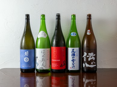 全国各地から選び抜いた地酒を取り揃え、旬料理の持ち味を活かす