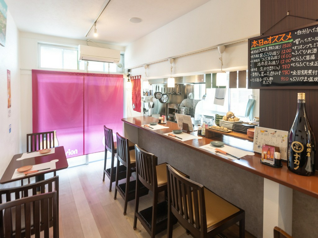 一人の時間も、店主との語らいと料理に癒やされる