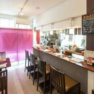 仕事帰りにふらりと立ち寄り、そのまま腰を据えたくなるような穏やかな空気感。カウンター越しに店主と会話を交えながら料理を楽しめるため、一人の時間もリラックスできます。