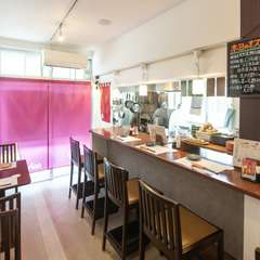 一人の時間も、店主との語らいと料理に癒やされる