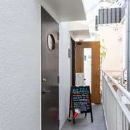 ビル2階にある控えめな扉の向こうには、外の喧騒を忘れさせる落ち着いた空間が広がります。街の気配を感じながら、訪れる人それぞれの時間を柔らかくほどいていく隠れ家です。