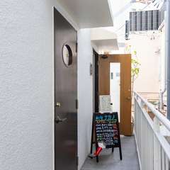 路地の中で出合う、自分のために過ごす静かな席