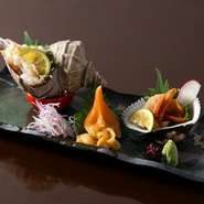 海の息吹をそのまま映した逸品。瑞々しい貝の身は適度な弾力をたたえ、噛むほどに潮の香りと甘みが広がります。あしらいが季節感を添え、視覚からも味覚からも旬を堪能できる仕立て。