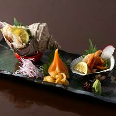 素材の持ち味を引き出し、静かな存在感を放つ『旬の貝刺盛り合わせ』