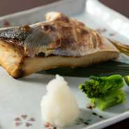 皮目はパリッと、身はふっくらと仕上げられ、噛むほどに旨みが広がります。添えられた大根おろしとすだちが後味を引き締め、日本酒とも好相性。素材の力をまっすぐ楽しめます。