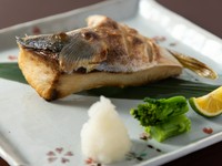 脂が程良く乗り、骨まわりの身まで味わいたくなる『ぶりかま塩焼き』