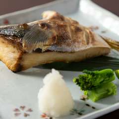 脂が程良く乗り、骨まわりの身まで味わいたくなる『ぶりかま塩焼き』