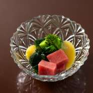 艶やかな本まぐろの赤身に、緑濃い九条ネギを合わせ、まろやかな酢みそで和えた一皿。まぐろのしっとりとした旨みと、ネギの風味が重なり、酢みその優しい酸味が全体を引き締めます。