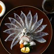 箸先で一枚持ち上げれば、しなやかな弾力と繊細な歯ごたえが広がります。噛むほどに上品な甘みと旨みが静かに立ち上がる、ふぐならではの奥行き。薬味の清涼感とポン酢の柔らかな酸味が重なります。