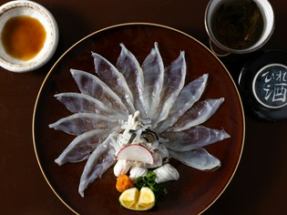 透き通る身を花びらのように美しく盛付けた『とらふぐてっさ』