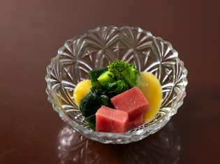 その日に活〆された鮮魚を、季節に応じて産地を変えて仕入れる　