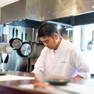 一皿ずつ丁寧に仕立て、料理を通して季節の移ろいと和の趣を伝える店主。料理が生まれる時間も味わいの一部と考え、目の前に座る一人一人に心を配りながら、会話とともに記憶に残るひとときを紡ぎます。