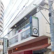 店主自身も移住者という背景からか、同じように沖縄に移り住んだ人々も多く足を運んでいます。ふと和食が恋しくなったときに、立ち寄れるお店。だしの香りが、忙しい日常の合間に静かな安らぎをもたらします。

