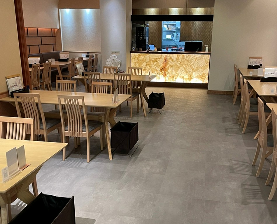 バリアフリーで明るい店内／琴の音色でおくつろぎください。