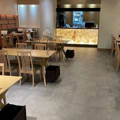 バリアフリーで明るい店内／琴の音色でおくつろぎください。