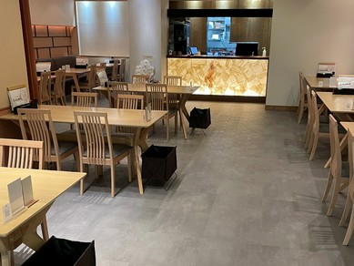 バリアフリーで明るい店内／琴の音色でおくつろぎください。