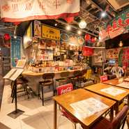 どこか懐かしい雰囲気が心地よく、肩肘張らずにくつろげる店内。おいしいお酒を片手に仲間とワイワイ盛り上がるもよし、自慢の島料理をじっくりと堪能するもよし。誰もが笑顔になれる温かい空間が広がります。