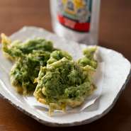 黒島が育んだ黒毛和牛や新鮮なアーサなど、現地直送の厳選食材がズラリ。素材の旨みを活かした格別の島料理を堪能できます。地元ならではのディープなおいしさを味わえるお店です。