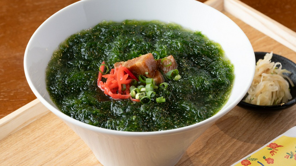 磯の香り高い「生アーサ」をたっぷり。黒島の海の恵みを贅沢に味わう『黒島名物生アーサそば』
