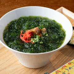 磯の香り高い「生アーサ」をたっぷり。黒島の海の恵みを贅沢に味わう『黒島名物生アーサそば』