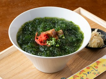 磯の香り高い「生アーサ」をたっぷり。黒島の海の恵みを贅沢に味わう『黒島名物生アーサそば』