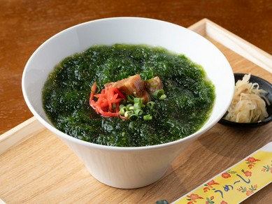 磯の香り高い「生アーサ」をたっぷり。黒島の海の恵みを贅沢に味わう『黒島名物生アーサそば』