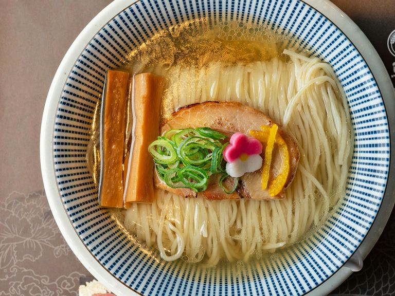 宇和海産の新鮮な真鯛から引き出す、澄んだ旨みと豊かな風味