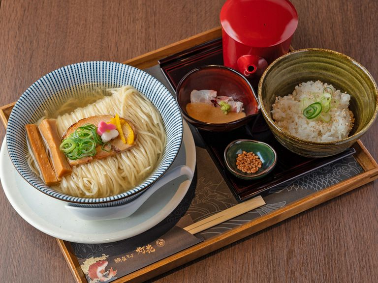 華やかな一杯と和空間で、いつもと一味違うデート