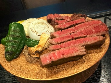 スタッフが目の前で焼き上げる極上火入れのフィレ肉