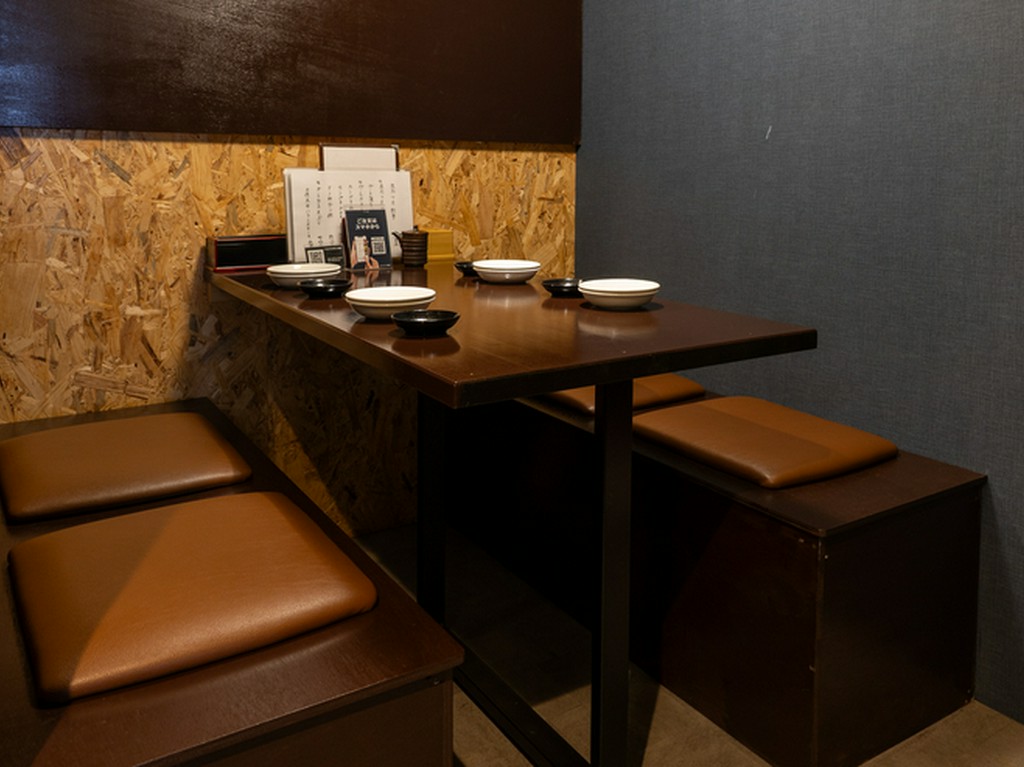 モダンなのにどこか懐かしい、和テイストの雰囲気がある店です。