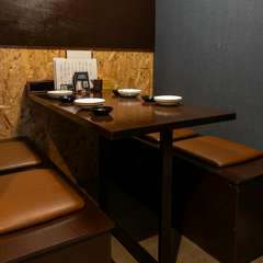 モダンなのにどこか懐かしい、和テイストの雰囲気がある店です。